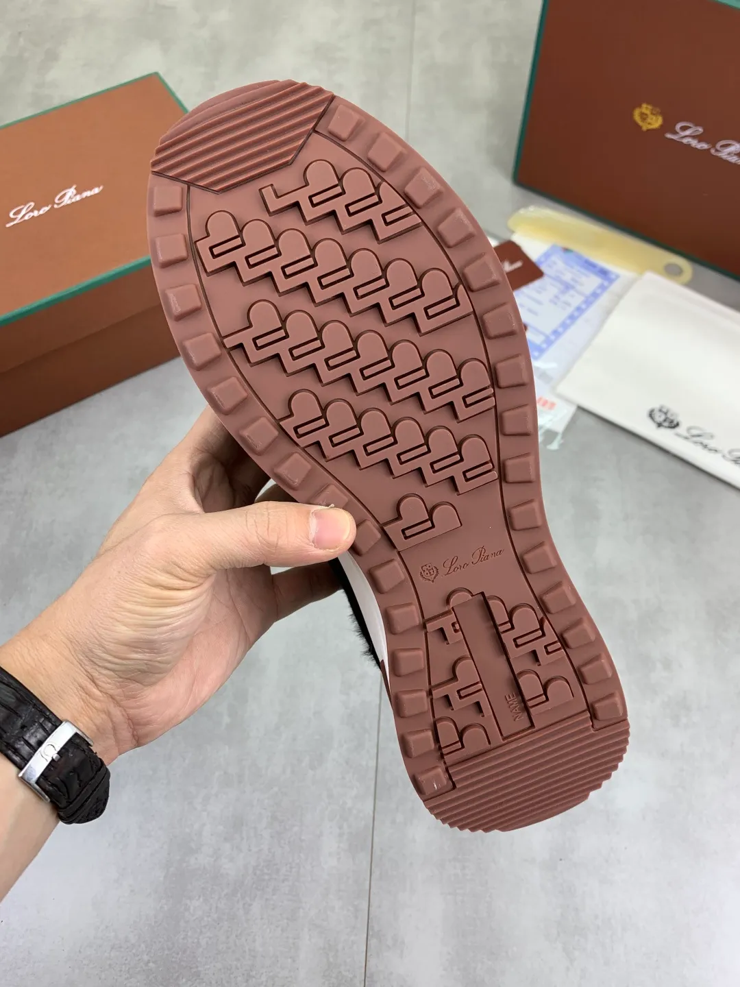Men's Men's Shoes 💰P460 New Style 💰Mauri The latest casual shoes Loro Piana 💯Top grade💯Buy the original copy💯 Founded the existing Loro Piana company on April 24, 1924. It is now the sixth generation of family business, providing top quality products to customers who are discerning about taste and quality. Imported original fly woven fabric with cowhide fabric, plain calfskin lining. Hand-sewn thread with cowhide feet. Original packaging. High-end outsole. Size: 38-44 (customized for 45 and 46). 5️⃣ colors available.